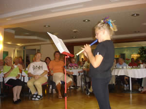 Melina im Seniorenheim